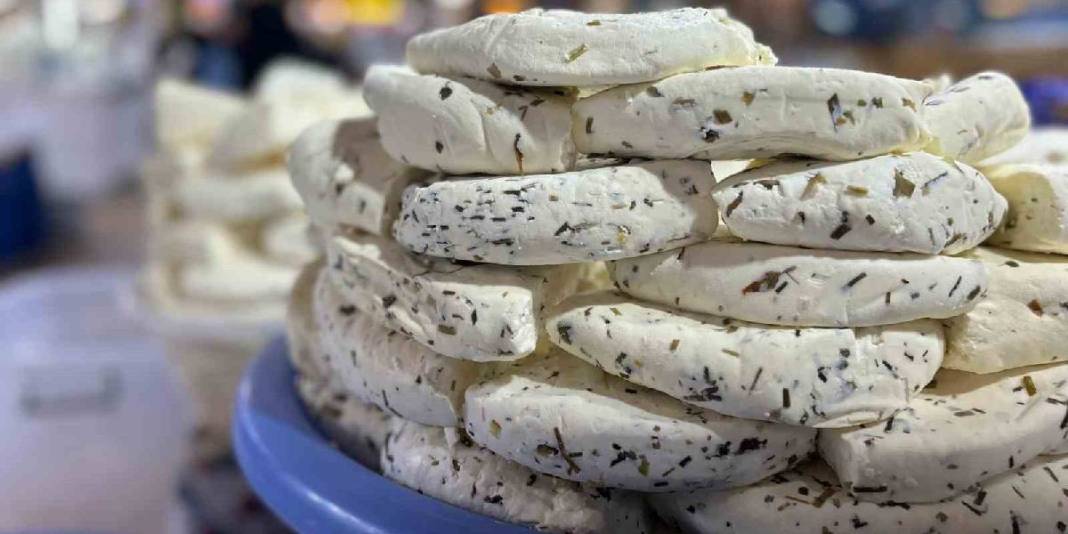 Sezon erken açıldı, yağışlar bereket getirdi! Taze otlu peynir 400 TL’ye tezgahta 6